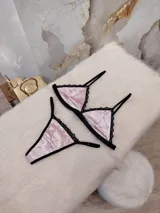 Conjunto de lencería rosa viejo de terciopelo grabado, con detalles de encaje negro y elásticos suaves.