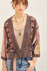 Kimono corto con mangas 3/4, estampado con flores y rayas verticales. Incluye forrería de viscosa estampada y lazo en la cintura.