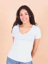 Remera celeste de algodón con cuello en V y mangas cortas.