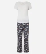 Pijama largo de poliéster y elastano, compuesto por una remera acanalada de manga corta y cuello redondo, y un pantalón largo con cintura elástica y estampado de perros deportistas.