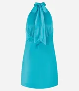 Vestido corto de satén color turquesa, con escote halter que se ata al cuello y falda cruzada con frunces laterales.