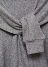 Sweater gris de tejido de punto fino, con cuello redondo, mangas largas y mangas decorativas.
