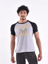 Remera gris con mangas raglán negras y estampado frontal con texto "California Westcoast" y raquetas de tenis.