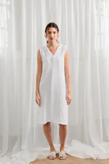 Vestido midi blanco de lino, corte recto, sin mangas y escote en V.