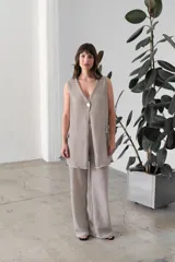 Pantalón de tejido plano tipo crochet, con diseño de rayas verticales y corte amplio.
