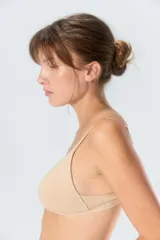 Soutien tipo triángulo soft, color blanco, con copas triangulares y tirantes finos ajustables.