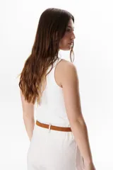 Musculosa marrón con cuello redondo y sisas anchas.