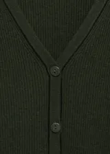 Cárdigan negro de punto de canalé con cuello pico, cierre frontal con botones y ribete blanco en cuello, botones y borde de la abertura.
