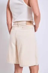 Bermuda color crema de corte ancho, con cintura alta y presillas para cinturón.