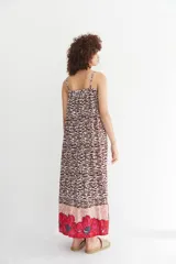 Maxi vestido con estampa animal en tonos chocolate y guarda floral en el ruedo.