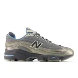 Championes New Balance modelo 1000 color gris y beige con detalles en celeste.