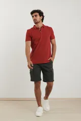 Remera de algodón color ladrillo, con cuello tipo polo y corte cómodo.