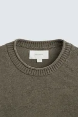 Sweater color arena de punto con cuello redondo y manga larga. Tejido con mezcla de algodón y cashmere.