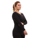 Remera deportiva Fila de manga larga, color negro con logo blanco estampado en el pecho.