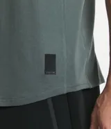 Musculosa deportiva azul sin estampa, de poliéster.