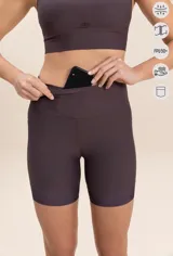 Short deportivo color morado, de tiro alto y corte ajustado al cuerpo. Cuenta con seis bolsillos y detalle de silicona antideslizante en el dobladillo.