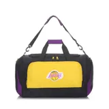 Bolso deportivo tipo duffel bag de Los Angeles Lakers, con cuerpo principal negro y detalles en amarillo y morado. Presenta el logo de los Lakers en el bolsillo frontal amarillo y el logo de la NBA en el lateral. Cuenta con asas de mano y correa ajustable para hombro.