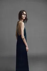 Vestido largo azul con cuello halter y tirantes finos. Detalle de aplique metálico en la espalda.