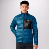 Campera azul con cierre frontal, cuello alto y bolsillo negro en el pecho.