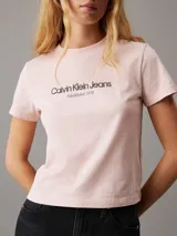 Remera rosa de algodón con logo de Calvin Klein Jeans estampado en el pecho.