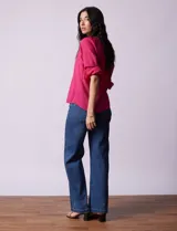 Blusa de gasa estampada marca Sioni, con cuello a la base y escote en V. Tiene mangas 3/4 con terminación fruncida.