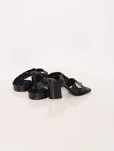 Sandalia de cuero vacuno negra con taco y lazo ajustable, interior forrado en cuero.