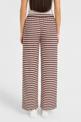 Pantalón de poliéster a rayas horizontales color beige y marrón, de calce holgado y tiro medio, con cintura elástica ajustable con cordón.