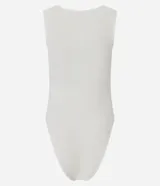 Body musculosa sin costuras color blanco, con escote cuadrado, textura acanalada y cierre inferior con broches.