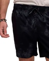 Short de baño azul con cintura elastizada, cordón de ajuste y logo de triángulo amarillo en la pierna derecha.