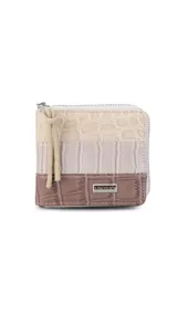 Billetera corta con cierre perimetral, confeccionada en símil cuero con textura croco. Interior con visor, tarjetero, división para billetes y bolsillo monedero con tapa y broche.