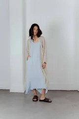 Saco de hilo color beige, de manga larga y tejido calado.