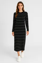 Vestido midi de poliéster con estampado de rayas horizontales blancas sobre fondo negro, de manga larga con botones en los puños y cuello redondo.