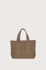 Bolso tote mini color marrón con textura acanalada vertical y asas cortas.