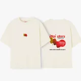 Camiseta celeste con estampado de helados y texto en la espalda.