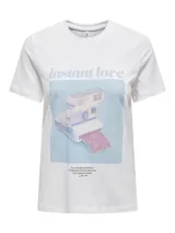 Remera blanca de algodón con estampa de una cámara Polaroid y la frase "instant love".