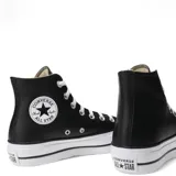Championes Converse All Star Chuck Taylor Lift de caña alta, color negro, con plataforma blanca y cordones blancos.