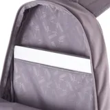 Mochila Puma Buzz color lila con base negra y logo de la marca en relieve. Cuenta con dos compartimentos con cierre, bolsillo frontal con cierre, bolsillos laterales de malla y correas acolchadas ajustables.