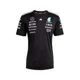 Camiseta negra de manga corta con cuello redondo, con logos de Mercedes AMG Petronas F1 Team y sponsors estampados en el frente y las mangas. Presenta las tres rayas blancas de Adidas en los hombros.