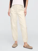 Pantalón jogger verde militar con bolsillos laterales y tobillos ajustados con elástico.