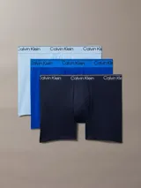 Pack de tres bóxers de hombre, uno celeste, uno azul y uno azul marino, con cintura elástica con logo Calvin Klein.