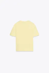 Camiseta blanca de algodón con cuello redondo, manga corta y detalle de flores con volumen a tono en el delantero.