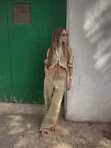 Pantalón de lino color beige, de corte recto, con bolsillos laterales y traseros.