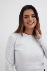 Sweatshirt azul marino de corte cropped y manga larga.