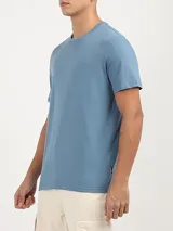 Remera celeste de algodón con cuello redondo y mangas cortas. Logo de la marca bordado en el pecho.