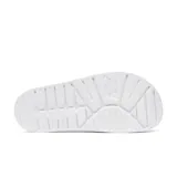 Ojotas blancas con logo de New Balance color cobre en la tira superior. Suela con agarre para evitar deslizamientos.