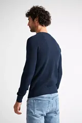 Sweater azul marino de punto con cuello redondo y manga larga.