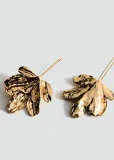 Par de aros colgantes dorados con forma de flor.