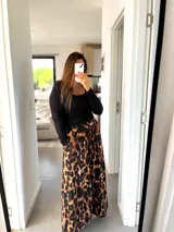 Pantalón palazo de tiro alto con estampado de leopardo en tonos marrones y negros.
