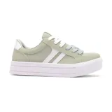 Championes deportivos color verde claro con detalles en blanco, plataforma blanca y cordones celestes.