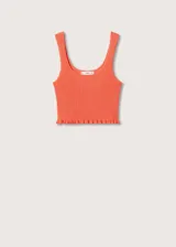 Top color salmón de tejido de punto fino con diseño entallado y crop. Tiene cuello escotado, tirantes anchos y terminaciones festoneadas.